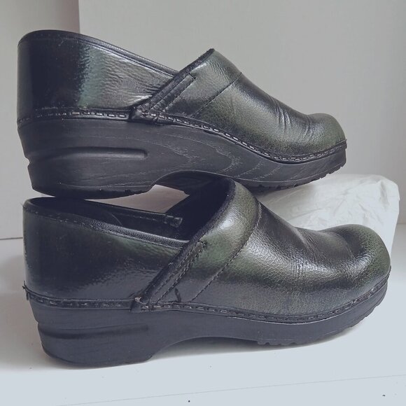 Sanita Danish Green Pebbled Closed Slip On Clogs Discontinued Color Sz 38 US 7.5 - Picture 1 of 10